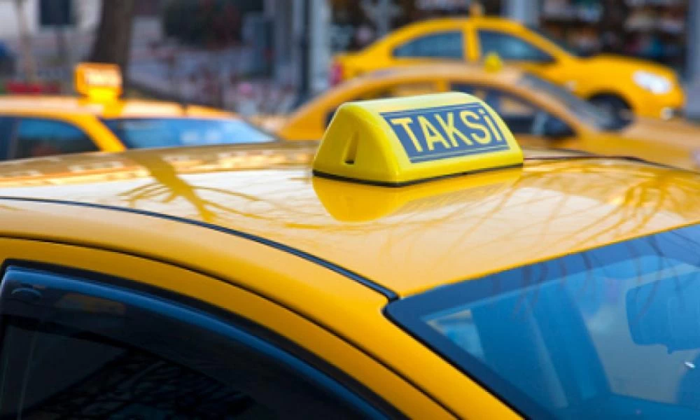 Άγριο ξυλοδαρμό υπέστη γυναίκα μέσα σε ταξί από τον οδηγό
